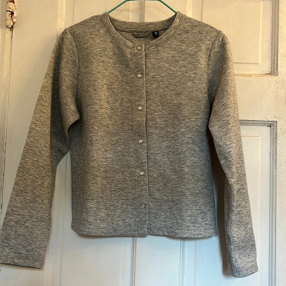 NWT Uniqlo girls gray cardigan in size 9-10
